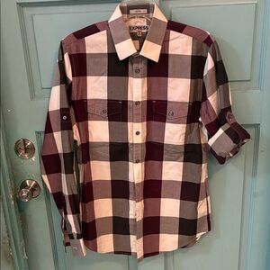Men’s long sleeve/ roll up sleeve shirt by Express. Size M.
New, never worn.